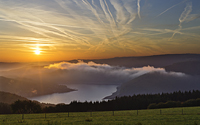 Genialer Sonnenaufgang über dem Rursee am Auftakt des Altweibersommers