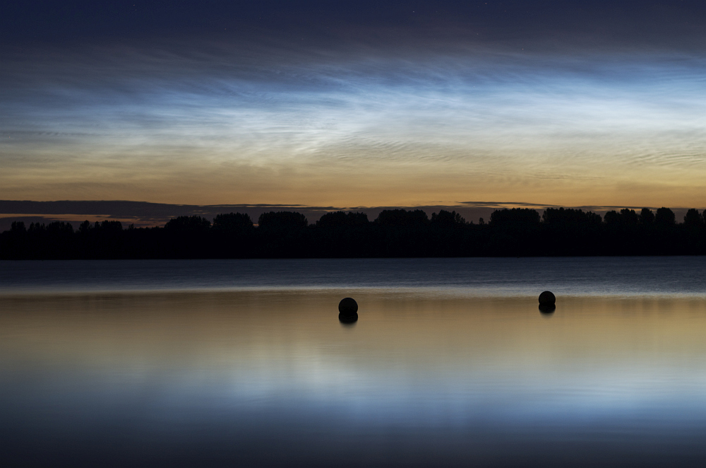 http://www.eifelmomente.de/albums/Erscheinungen/2016_07_05-06_NLC/2016_07_06_-_021_Blausteinsee_DNG_bearb.jpg