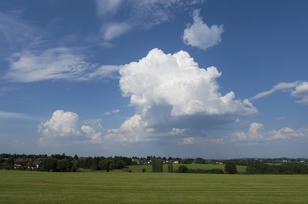 http://www.eifelmomente.de/albums/Nordeifel/Sommer/2016_Sommer/2016_07_20_-_01_Vossenack_DNG_bearb.jpg