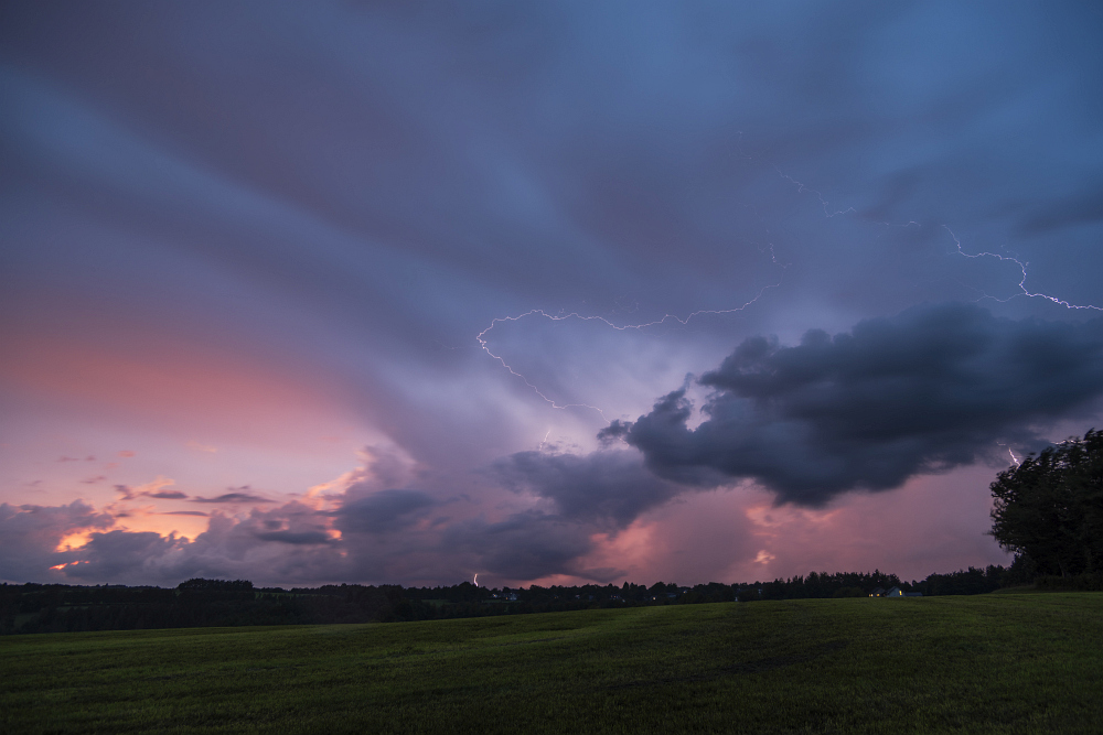 http://www.eifelmomente.de/albums/Nordeifel/Sommer/2017_08_15_Gewitter_Abendlicht/2017_08_15_-_065_Bei_Kesternich_DNG_bearb.jpg